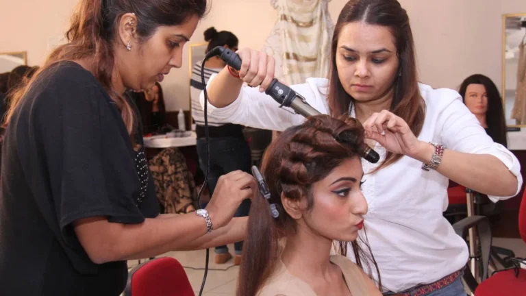 54804 Career in Hair Dresser